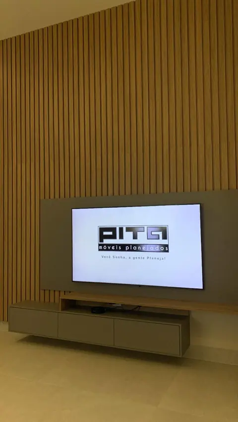 Painel de TV ripado amadeirado com rack suspenso cinza